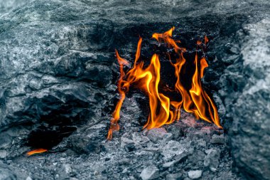 Türkiye 'nin Chimaera Dağı' ndaki (Yanartas) doğal gaz emisyonunun olduğu yerde sürekli yangın var
