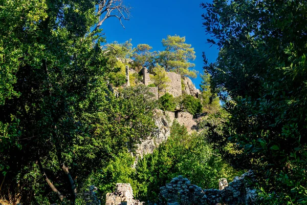 Mura Antiche Fortificazioni Una Scogliera Tra Foresta Olympos Turchia — Foto Stock