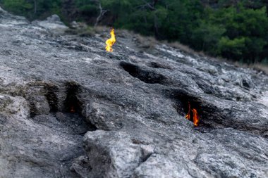 Türkiye 'nin Chimaera Dağı' ndaki (Yanartas) doğal gaz emisyonunun olduğu yerde sürekli yangın var