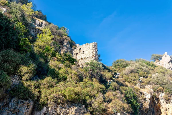 Ruinas Antiguas Murallas Fortaleza Laderas Montañas Rocosas Cerca Antigua Ciudad — Foto de Stock