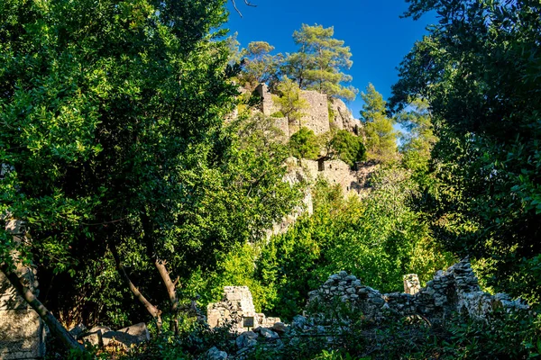 Ruinas Antiguas Murallas Fortaleza Laderas Boscosas Montaña Antigua Ciudad Olympos — Foto de Stock