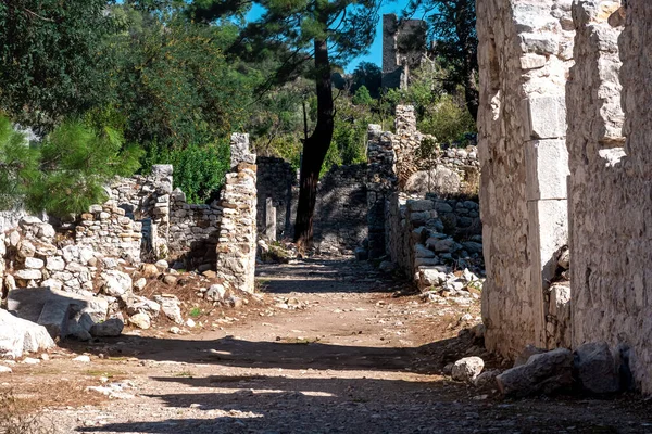 トルコのオリンポス古代都市の山々を背景にしたアンティーク街の遺跡 — ストック写真