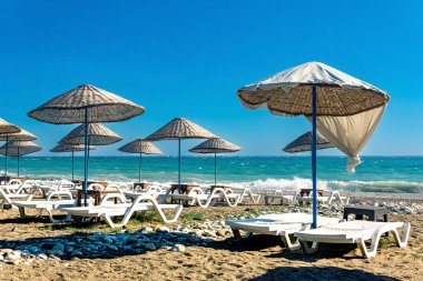 Kumsalda şemsiyeler ve çarşaflar fırtına sırasında boş olur.