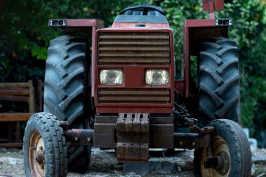 Küçük tekerlekli tarımsal traktör, ön görüş, yakın çekim.