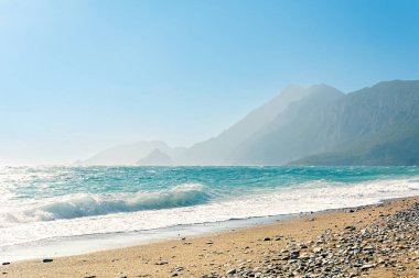 Rüzgarlı güneşli bir günde deniz manzarası
