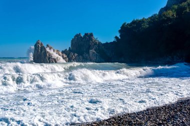 Rüzgarlı bir günde deniz kıyısı kayalıkları