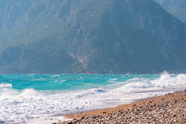 Rüzgarlı güneşli bir günde deniz manzarası