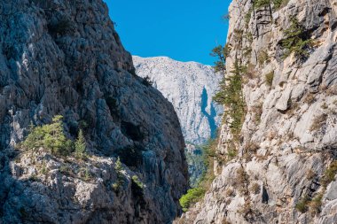 Türkiye 'nin güneyindeki Taurus Dağları' ndaki dik kireçtaşı yamaçlarıyla güneşli dağ geçidi.