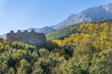 Türkiye 'deki Taurus dağları vadisindeki antik şato Gedelme Kalesi' nin kalıntıları