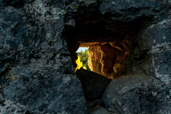 Dziura Kamiennej Ścianie Przez Którą Widać Słoneczny Świat Zewnętrzny — Zdjęcie stockowe