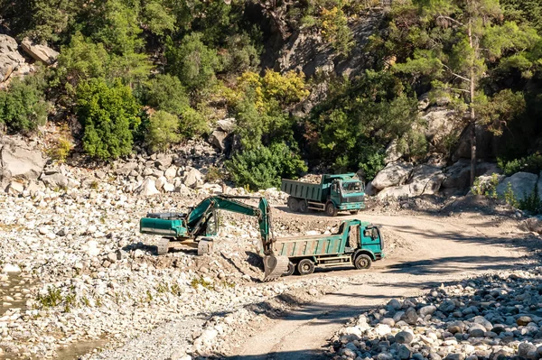 Obras Rodoviárias Vale Rio Escavadeira Caminhões Basculantes Mover Chão Rochoso — Fotografia de Stock
