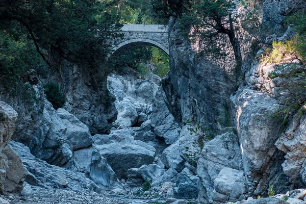 Antik Romersk Bro Över Skuggig Bergsravin Kesme Bogazi Ravinen Turkiet — Stockfoto