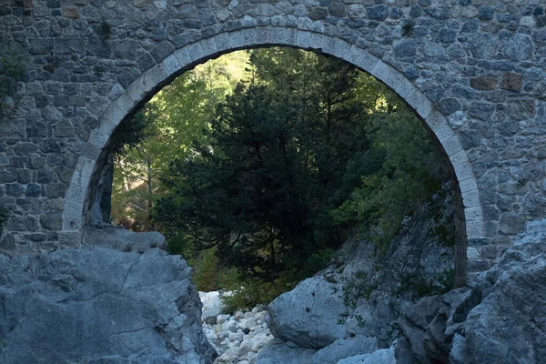 Arco Del Antiguo Puente Romano Sobre Desfiladero Río Montaña Cañón — Foto de Stock