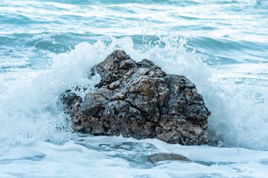 Dalgaların arasında kıyı taşı