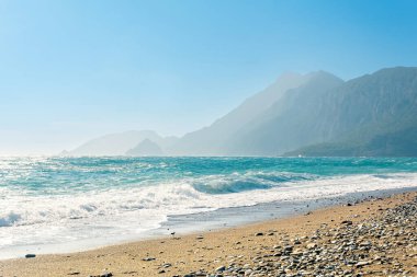 Rüzgarlı güneşli bir günde deniz manzarası