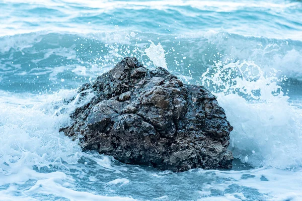 Παράκτια Βράχο Στο Surf Κατά Διάρκεια Θυελλώδη Καιρό — Φωτογραφία Αρχείου