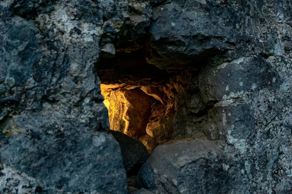 Işığın Geçtiği Antik Kale Duvarındaki Açık Kapı Yakın Plan — Stok fotoğraf