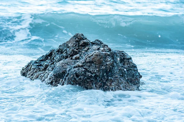 Παράκτια Βράχο Στο Surf Κατά Διάρκεια Θυελλώδη Καιρό — Φωτογραφία Αρχείου