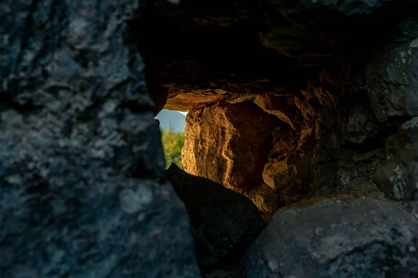 Loch Einer Steinmauer Durch Die Die Solare Außenwelt Sichtbar Ist — Stockfoto