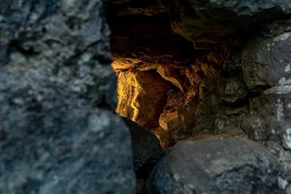 Escapatoria Antigua Muralla Fortaleza Través Cual Rompe Luz Primer Plano — Foto de Stock