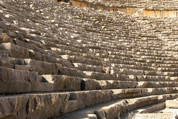 古老的石阶 古代圆形剧场的三脚架 — 图库照片