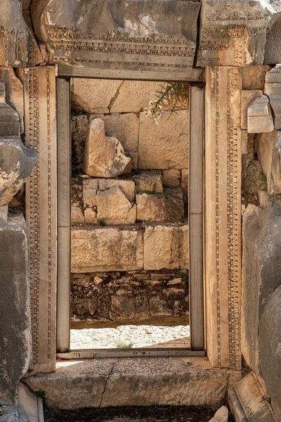 Πέτρινη Πόρτα Ενός Παλαιού Κτιρίου Στα Ερείπια Της Αρχαίας Πόλης — Φωτογραφία Αρχείου