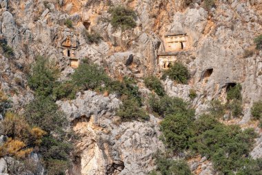 Myra Lycian 'da kayalara oyulmuş mezarları olan mezarlar (Demre, Türkiye)