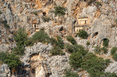 Myra Lycian 'da kayalara oyulmuş mezarları olan mezarlar (Demre, Türkiye)