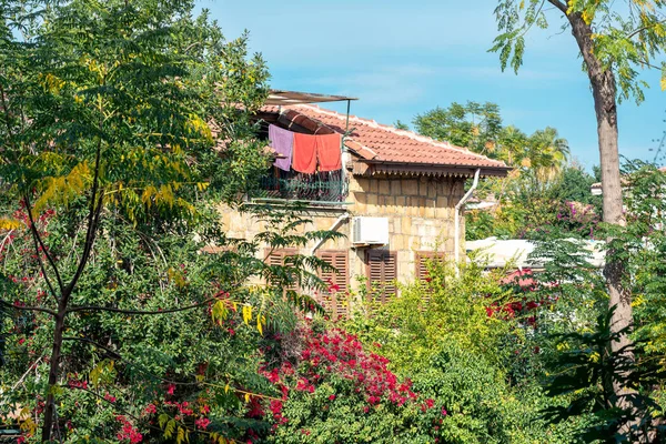 Asciugamani Spiaggia Asciugano Sul Balcone Una Casa Una Città Mediterranea — Foto Stock