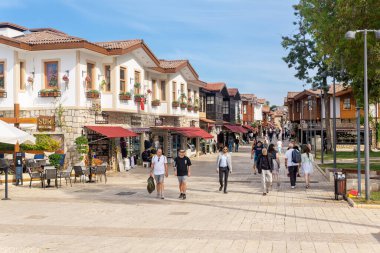 Manavgat, Türkiye - 13 Kasım 2021: tarihi turizm bölgesinde dükkanları ve restoranları olan cadde