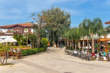 Manavgat, Türkiye - 13 Kasım 2021: Sid 'in tarihi turizm bölgesinde otelleri ve restoranları olan cadde