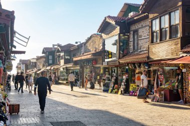 Manavgat, Türkiye - 13 Kasım 2021: Tarafın tarihi bölgesinde turistler için mağazaları ve dükkanları olan kıyı caddesi