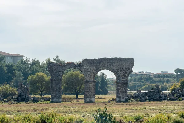 Ruina Antiguo Acueducto Romano Páramo Cerca Antigua Ciudad Side Manavgat — Foto de Stock