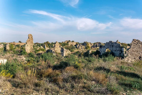 Liczne Starożytne Ruiny Równinie Porośniętej Trawą — Zdjęcie stockowe