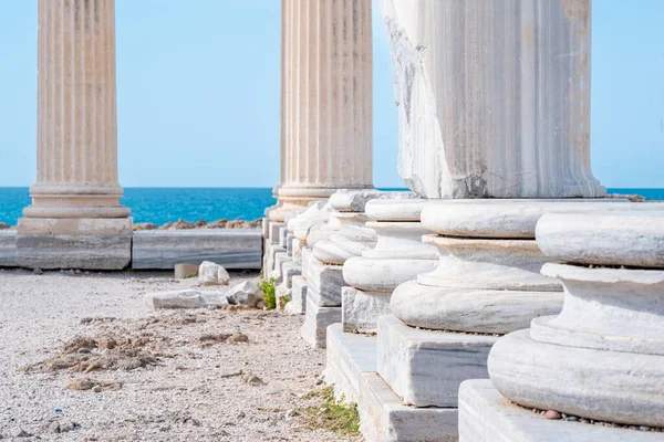 Fragment Kolumnady Zrujnowanej Świątyni Apollo Side Tle Morza — Zdjęcie stockowe