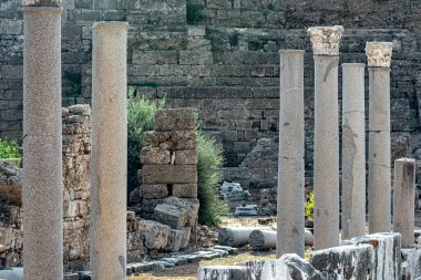Yan taraftaki antik tiyatronun (şimdi Manavgat, Türkiye) kalıntılarına karşı antika sütunlar