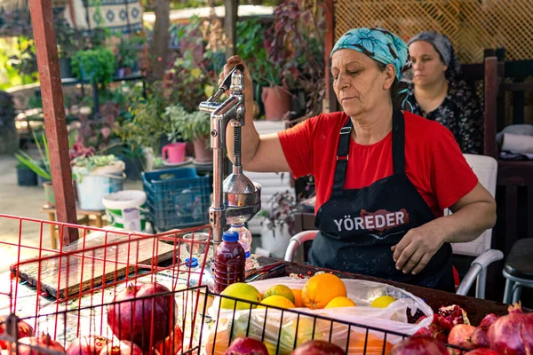 Kemer Türkiye Kasım 2021 Taze Sıkılmış Nar Suyu Satan Kadın — Stok fotoğraf