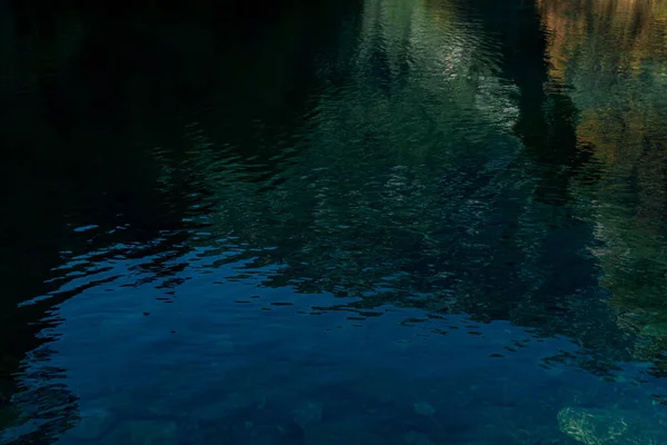 Superfície Ondulada Água Transparente Lago Florestal Puro Com Reflexão Montanhas — Fotografia de Stock