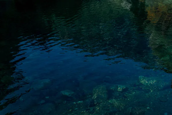 Κυματιστή Επιφάνεια Διαφανούς Νερού Καθαρής Δασικής Λίμνης Αντανάκλαση Των Βουνών — Φωτογραφία Αρχείου
