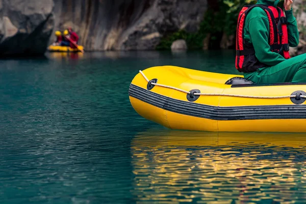 Turistas Bote Inflable Flotan Por Cañón Rocoso Con Agua Azul —  Fotos de Stock