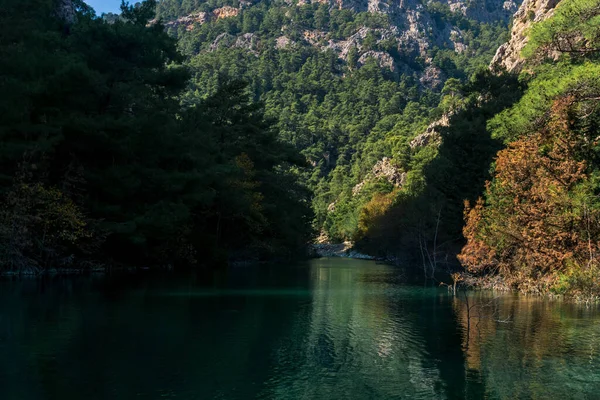 Otoño Paisaje Montaña Con Claro Lago Sombreado — Foto de Stock