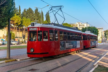 Antalya, Türkiye - 15 Kasım 2021: Kent caddesinde miras tramvayı