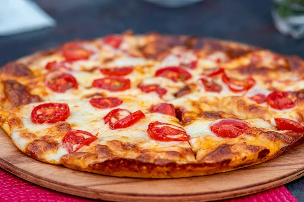 Margherita Pizza Auf Einem Holzteller Großaufnahme — Stockfoto