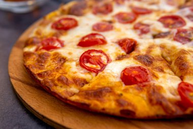 Tahta tabakta margherita pizza yakın plan.