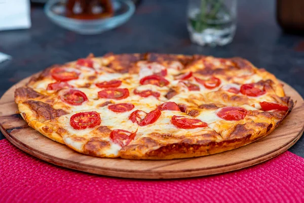 Pizza Margherita Auf Einem Holzteller Großaufnahme — Stockfoto