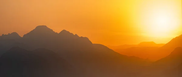 Orangefarbenes Naturpanorama Neblige Berge Bei Sonnenuntergang — Stockfoto