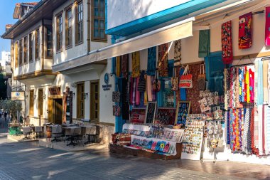 Antalya, Türkiye - 15 Kasım 2021: Kaleici 'deki hediyelik eşya dükkanı ve sokak restoranı - tarihi şehir merkezi