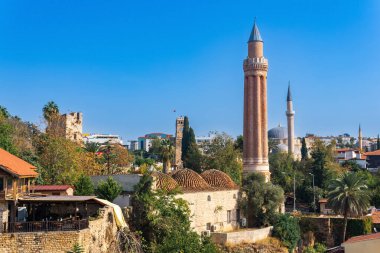 Antalya, Türkiye - 15 Kasım 2021: Kaleici 'de sokak satıcılığı - tarihi şehir merkezi