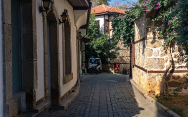 Antalya, Türkiye - 15 Kasım 2021: Kaleici 'de sokak satıcılığı - tarihi şehir merkezi