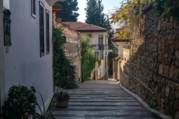 Antalya, Türkiye - 15 Kasım 2021: Kaleici 'de sokak satıcılığı - tarihi şehir merkezi